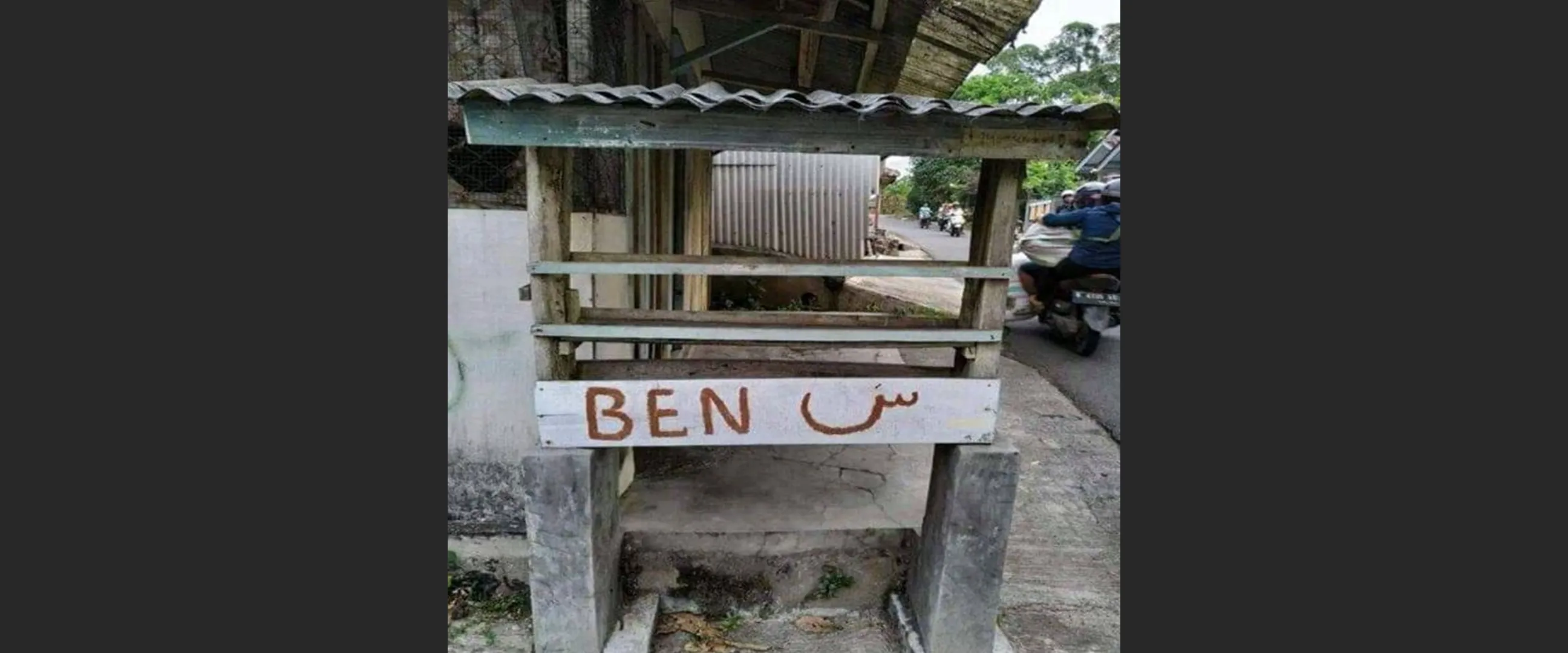 11 Tulisan nyeleneh di spanduk penjual bensin eceran ini bacanya bikin nyengir, nggak ngerti lagi deh
