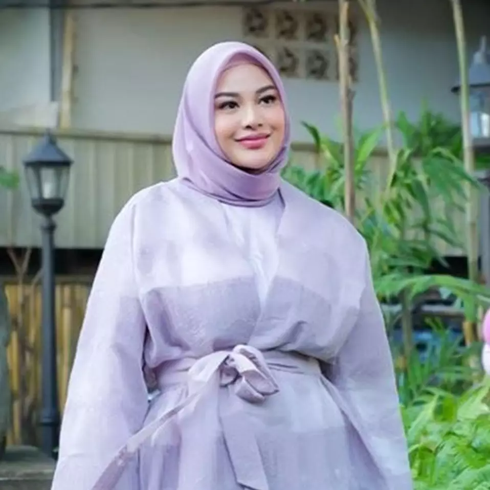 Riasan wajah tampak glowing, intip 5 step look makeup dewy ala Aurel Hermansyah