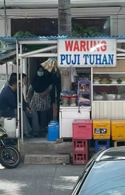 Tulisan nyeleneh menu di spanduk warung nasi Berbagai sumber