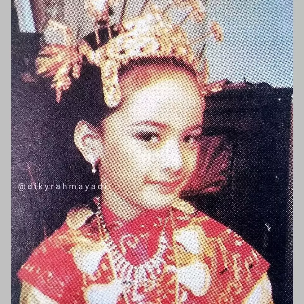 Gadis kecil pakai baju Betawi ini sudah jadi aktris top dan nikah dengan bule, intip 11 transformasiny