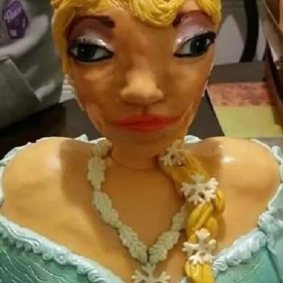 11 Potret nyeleneh ugly cake ala warganet ini bikin salah fokus, idenya ada-ada aja