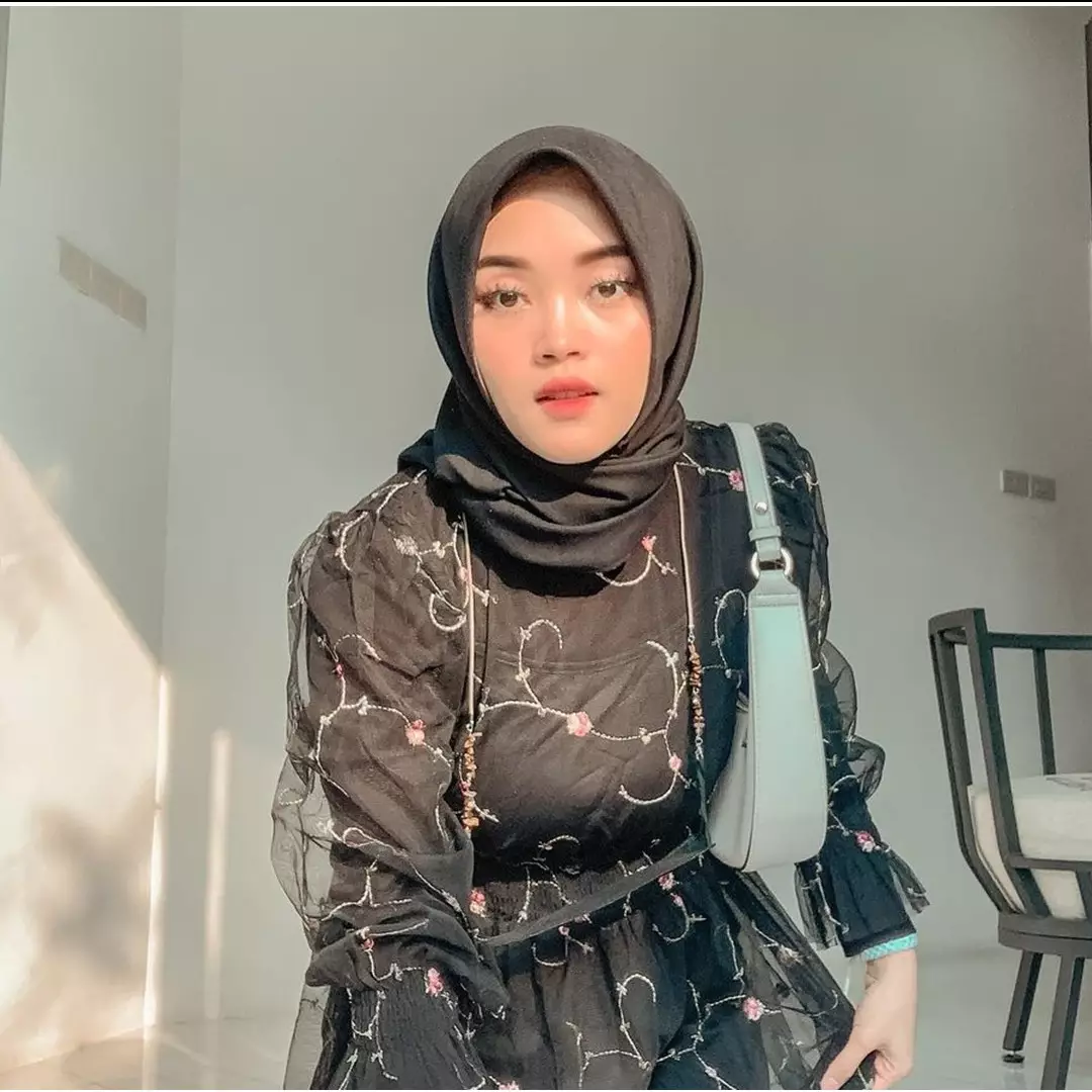 Momen Putri Delina ketemu 'kembaran', warganet sebut parasnya plek-ketiplek sampai susah bedain