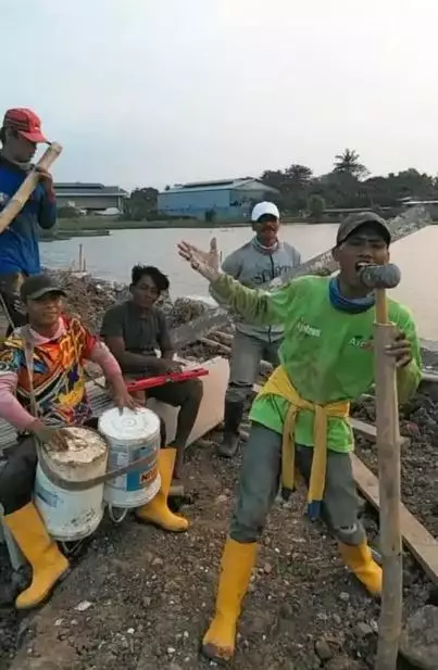 tingkah nyeleneh kuli bangunan pakai alat kerja Berbagai sumber tingkah nyeleneh kuli bangunan pakai alat kerja Berbagai sumber
