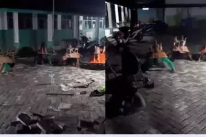 Nggak habis pikir, 11 tingkah nyeleneh kuli bangunan pakai alat kerja ini kocak parah