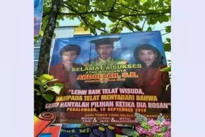 Bacanya bikin nyengir, 11 tulisan lucu di spanduk ucapan selamat ini absurd abis