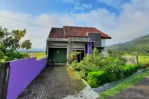 11 Potret rumah tengah sawah di makeover jadi hunian serba ungu, nggak norak dan bikin betah