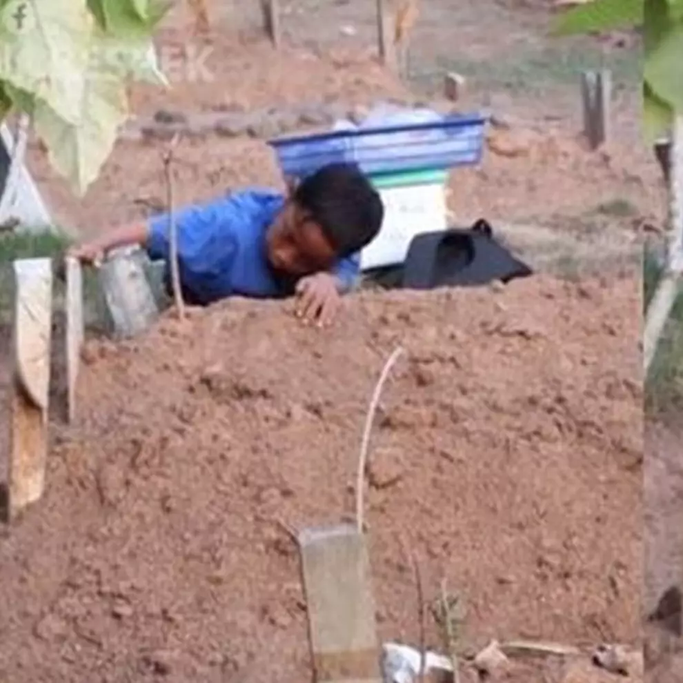 Momen bocah SD mampir ke makam sang ayah sebelum dagang kue keliling ini bikin nyesek 