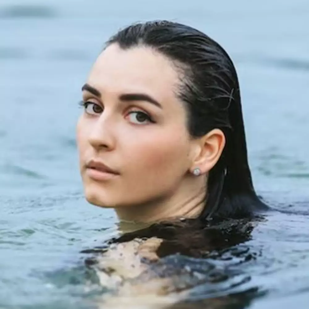 7 Cara merawat rambut agar tidak rusak akibat sering berenang, rutin gunakan conditioner