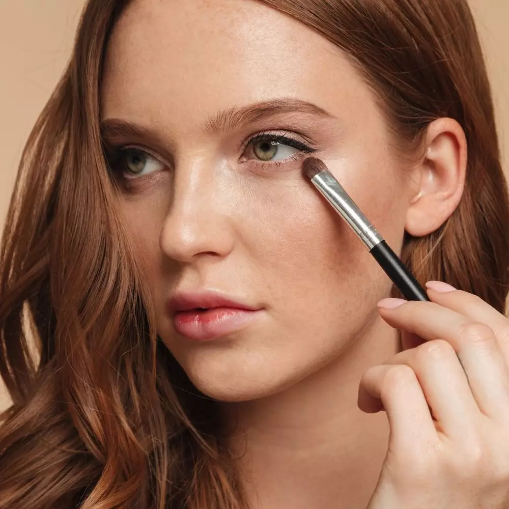 Sering disepelekan, 9 kesalahan makeup ini bikin wajah terlihat lebih tua