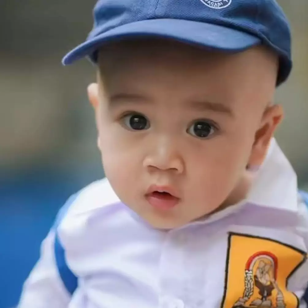 Belajar salat sejak balita, intip 8 momen gemas Rayyanza pakai sarung hingga pose berdoa