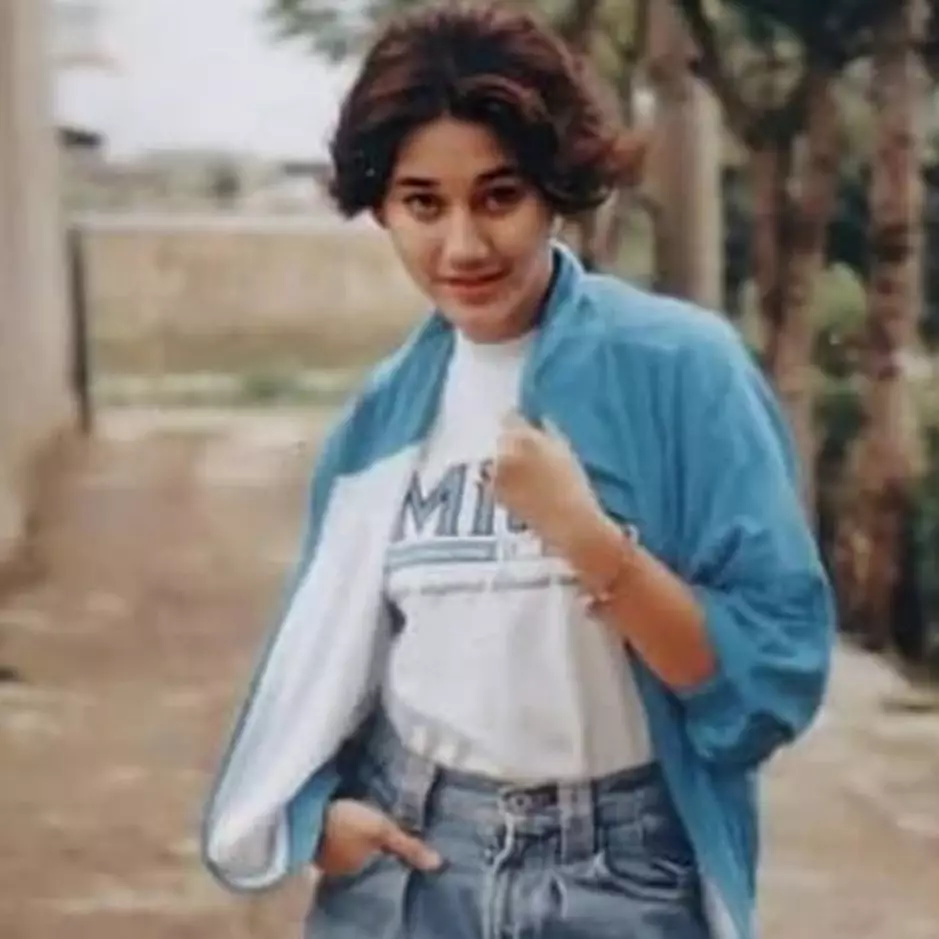 Jadi ikon trendsetter fashion, intip 11 penampilan Nike Ardilla dengan gaya retro