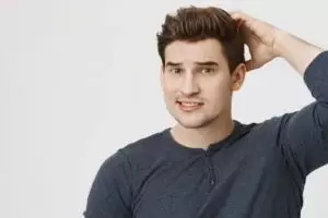 Hanya pakai 2 jenis minyak, ini cara membuat masker untuk lembapkan rambut kering pria