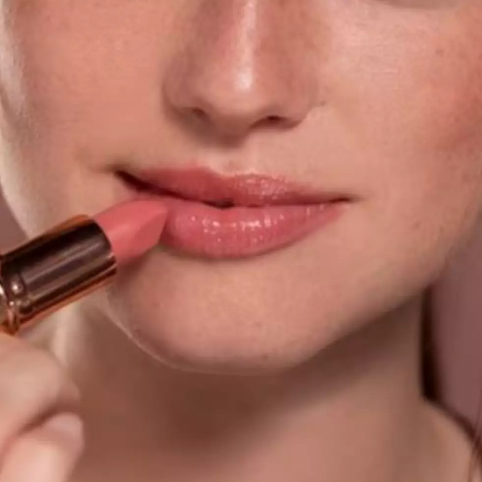 Trik memakai lipstik nude agar tidak pucat, bikin riasan lebih fresh dan tetap natural