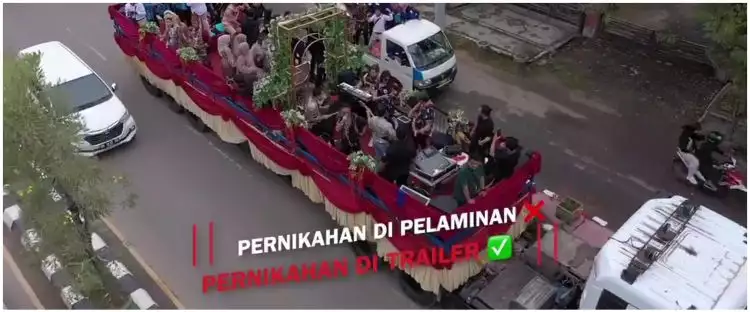 Di arak bak karnaval, momen pernikahan anak sultan di atas truk trailer ini antimainstream