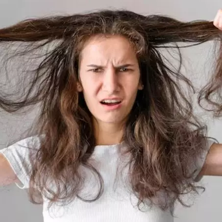 7 Cara mengatasi rambut yang mengembang tanpa catokan, hindari terlalu sering keramas