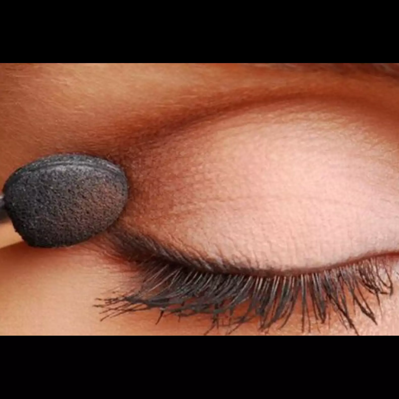 Nggak ribet pakai brush, trik bikin eyeshadow dan eyeliner bak MUA profesional ini cuma butuh 1 alat