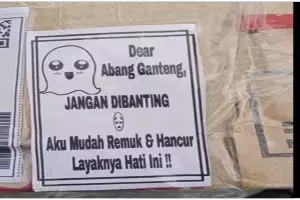 13 Tulisan lucu 'jangan dibanting' di paket ini nyelenehnya bikin ngedumel sendiri