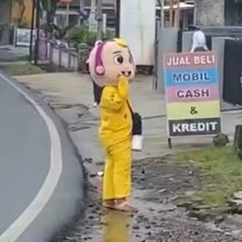 Cewek ini traktir makan bocah yang jadi badut jalanan saat hujan, aksinya banjir pujian