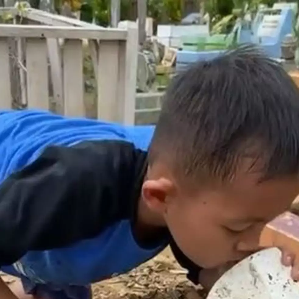 Rindu usai 2 minggu ditinggal ibunda, momen pilu bocah tertunduk sedih di depan makam ini bikin nyesek
