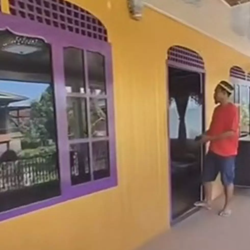 Rumah kayu tampak sederhana ini dalamnya bikin melongo plafonnya bak hotel berbintang