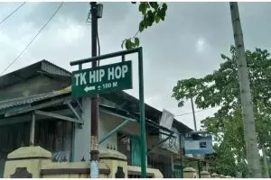 11 Tulisan lucu di papan plang nama ini bikin pejalan kaki auto gagal fokus, ada TK Hip Hop