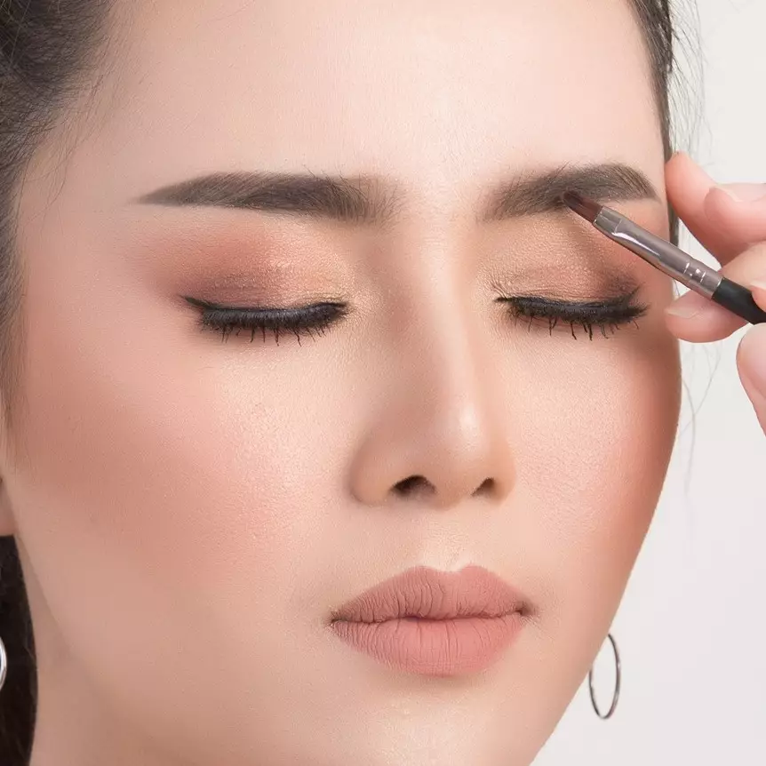 Tanpa eyebrow pencil, begini cara mudah membuat alis hanya pakai 2 alat sederhana