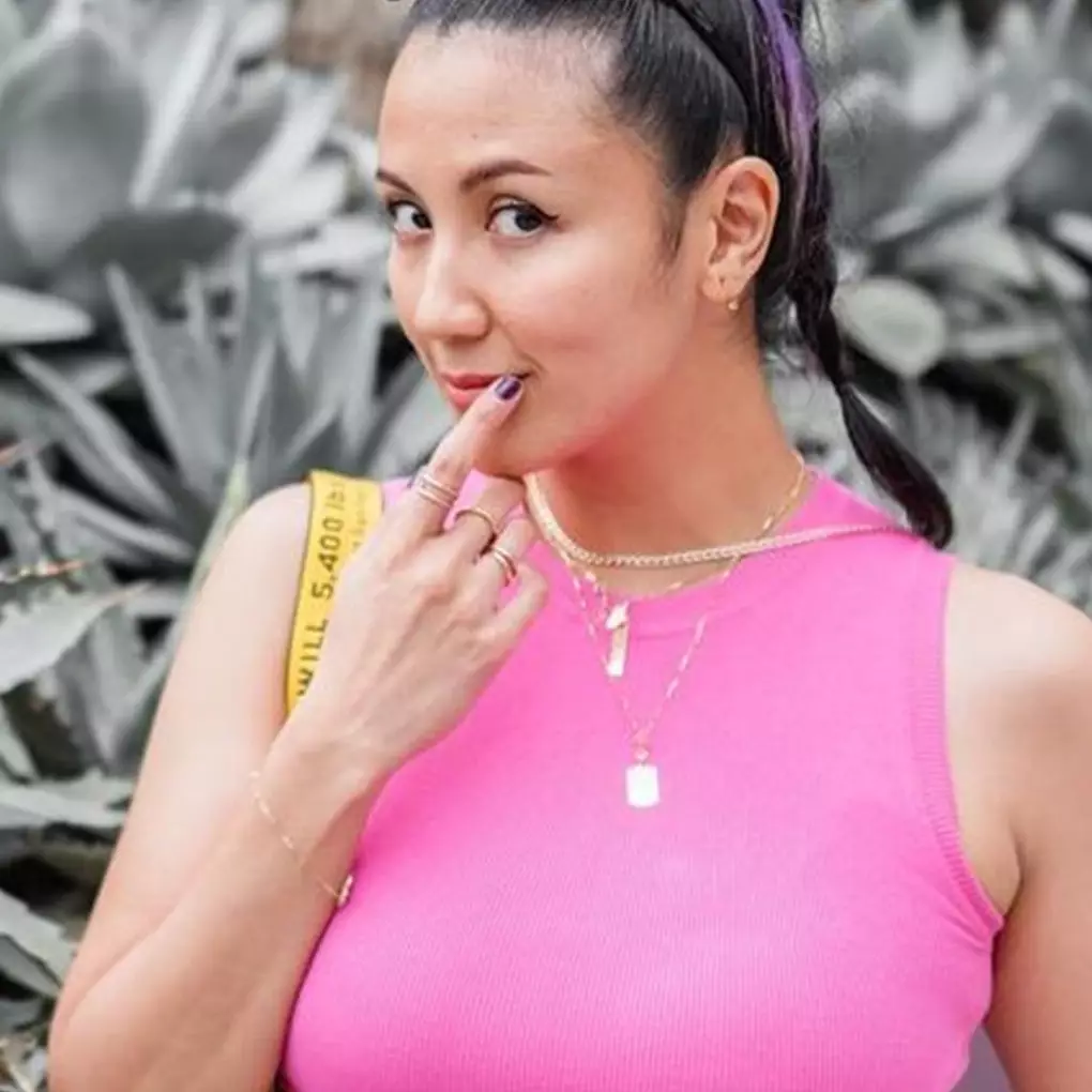 Wajah tetap memesona selama di rumah, intip daily makeup natural ala Sharena Delon