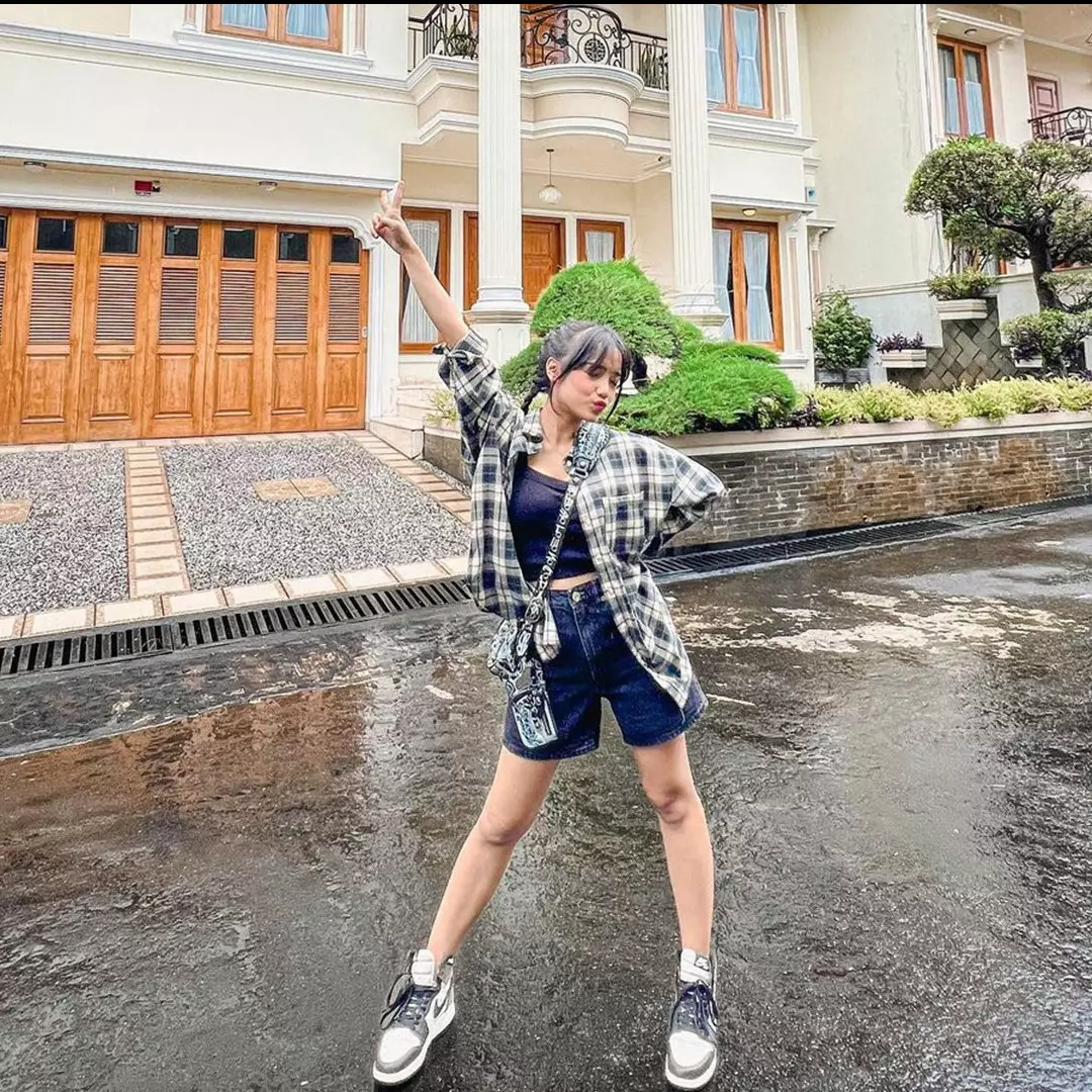 Bikin salut, 9 seleb ini berhasil wujudkan impian punya rumah harga miliaran di usia 20 tahun