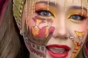 Rias wajah dipadukan gambar kesenian khas Indonesia, skill makeup wanita ini bikin terpukau