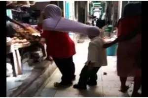 11 Momen lucu saat di pasar ini banyak aksi tak terduga, absurd pol