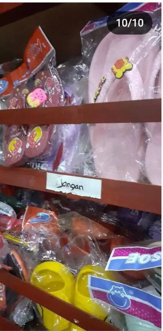 tulisan lucu di spanduk ini kalimatnya bikin geleng-geleng kepala © Instagram tulisan lucu di spanduk ini kalimatnya bikin geleng-geleng kepala © Instagram