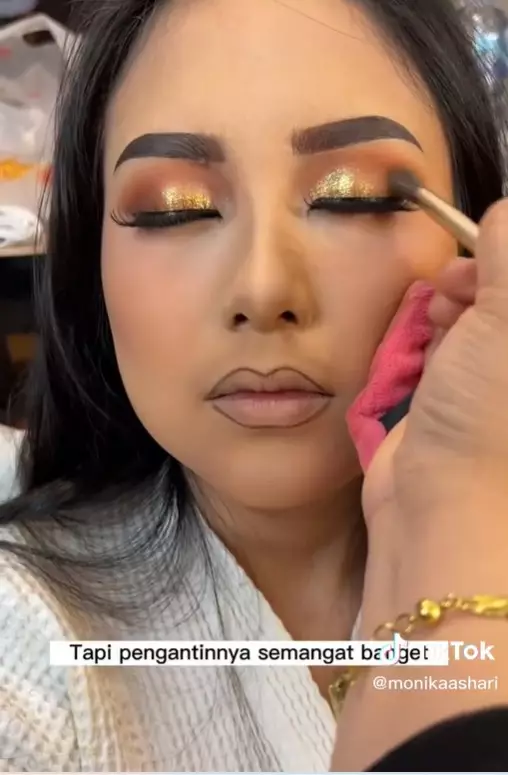 pengantin dirias MUA sambil berbaring karena sakit © berbagai sumber