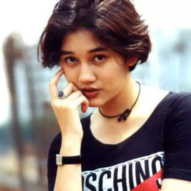 11 Potret nostalgia masa kecil Nike Ardilla, aura bintangnya terpancar sedari dulu