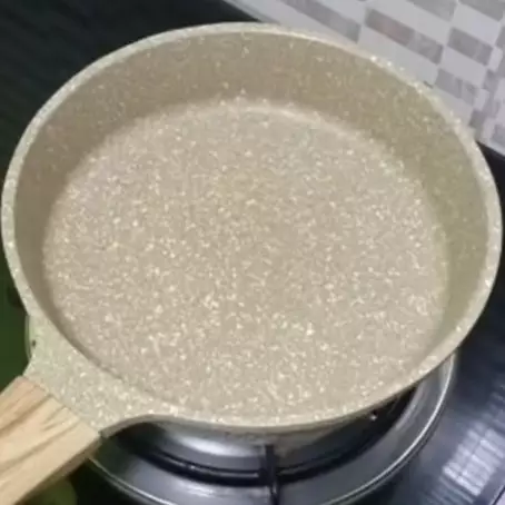 Jangan langsung dipakai, ini trik membersihkan teflon baru agar tak bikin masakan jadi bau