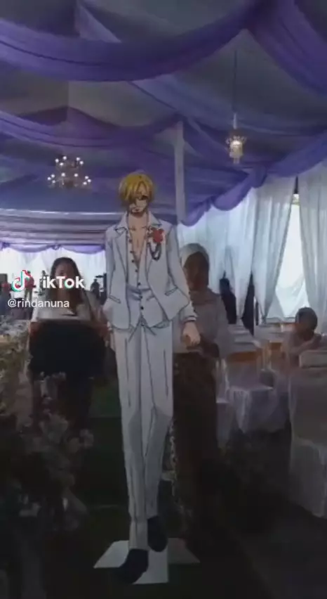 bawa anime Sanji One Piece di nikahan © TikTok/@rindanuna