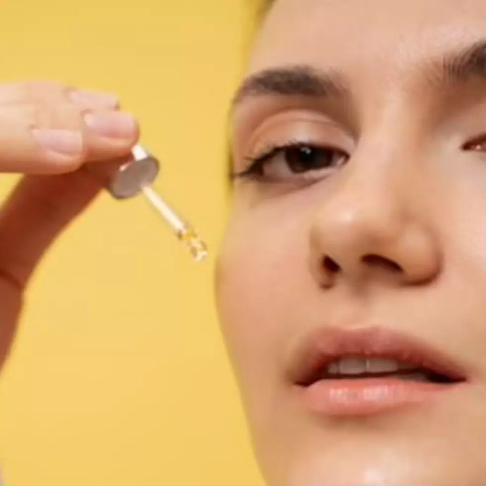 Cara membuat hydrating serum ini cuma pakai 2 bahan dapur, bantu lembapkan wajah kering dan mengelupas