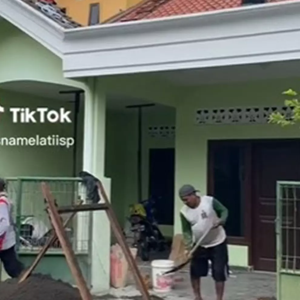 Transformasi teras rumah yang dulunya serba hijau kini jadi lebih rapi dan estetik, bak hunian mahal