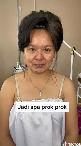 Wanita paruh baya dengan kulit kusam dirias bak ABG © 2023 brilio.net