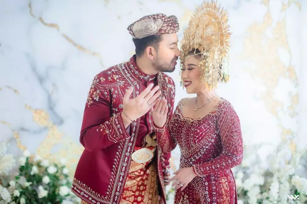 Kiky Saputri salah tingkah ketemu Sule © berbagai sumber Kiky Saputri salah tingkah ketemu Sule © berbagai sumber