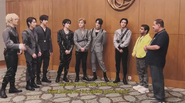 NCT Dream cium tangan pak Muh © berbagai sumber