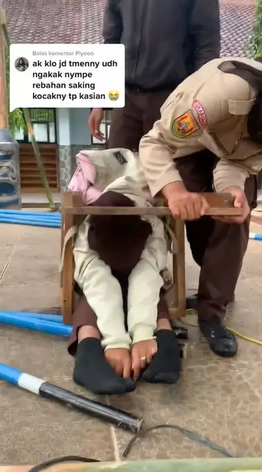 Cewek panik badannya tersangkut kursi TikTok Cewek panik badannya tersangkut kursi TikTok