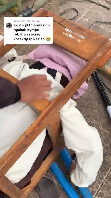 Cewek panik badannya tersangkut kursi TikTok Cewek panik badannya tersangkut kursi TikTok