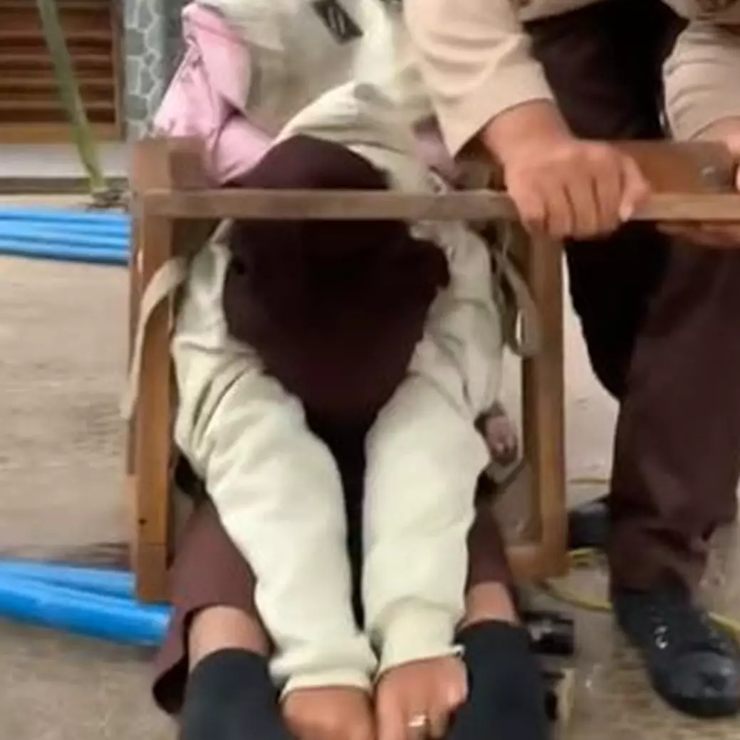 Cewek ini panik banget badannya tersangkut kursi, momen penyelamatannya dramatis tapi kocak