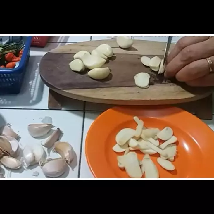 Bukan pakai sabun, ini trik menghilangkan bau bawang yang menempel di tangan