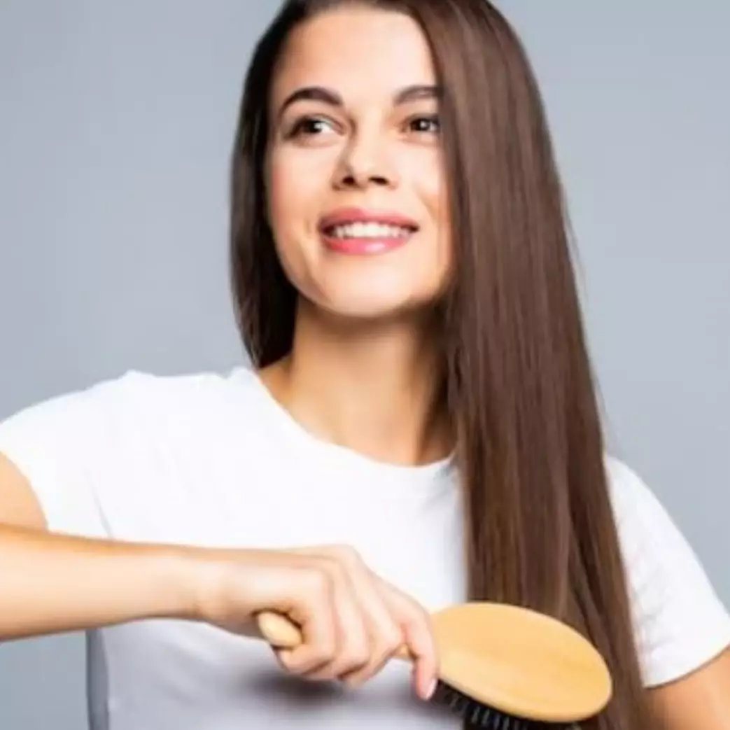 Trik meluruskan rambut hanya pakai 2 bahan dapur, bikin halus dan bebas kusut