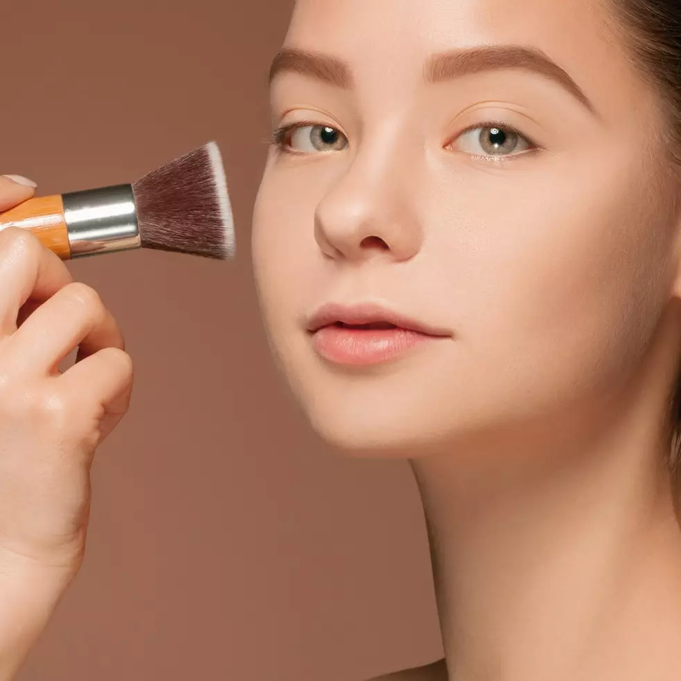 Mengenal cocktailing makeup, tren baru bikin wajah glowing dan dewy hanya pakai 2 bahan
