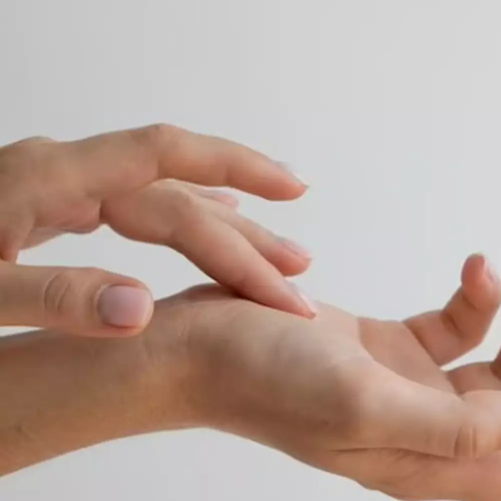 7 Cara merawat kulit tangan yang belang, bikin lembap dan cerah merata