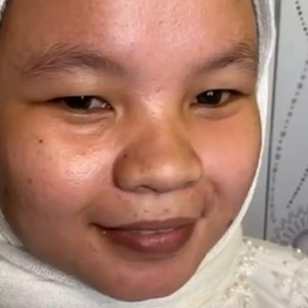 Wanita dengan kulit sawo matang ini dirias MUA jadi pengantin Sunda, hasil akhirnya bak barbie