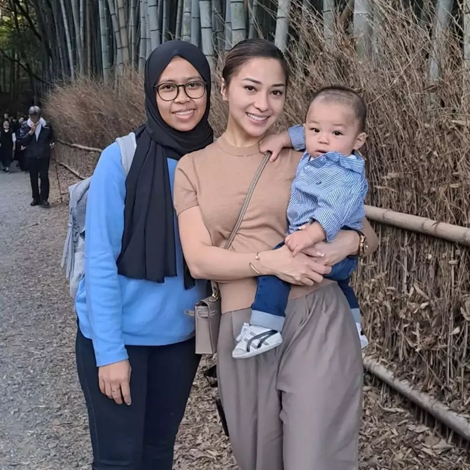 Anggap keluarga sendiri, 7 seleb ini manjakan asisten dengan liburan dan belanja mewah