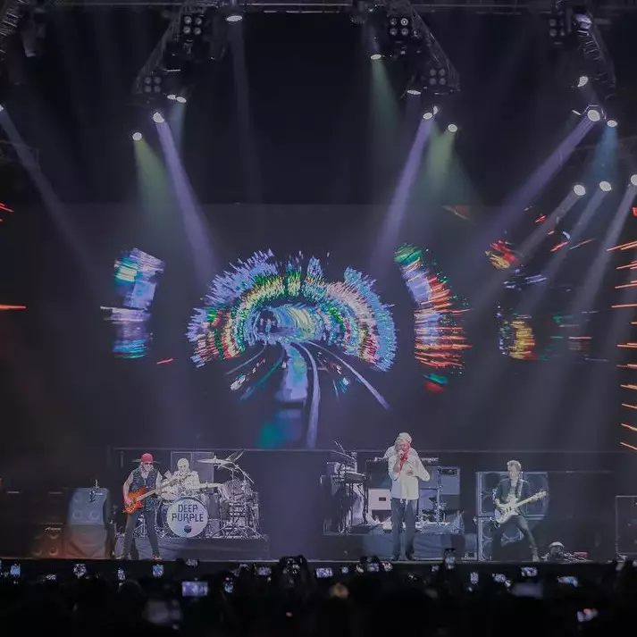 Terlena dalam hentakan heavy metal Deep Purple World Tour di Solo